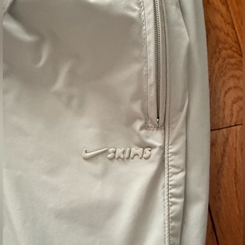 🩶 SKIMS Stone Woven Nylon Track Pants Nike - Picture 10 of 11